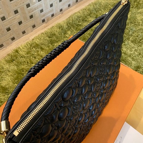 🔥RARE! Louis Vuitton Triangle Softy in Lambskin🔥 - Picture 6 of 16